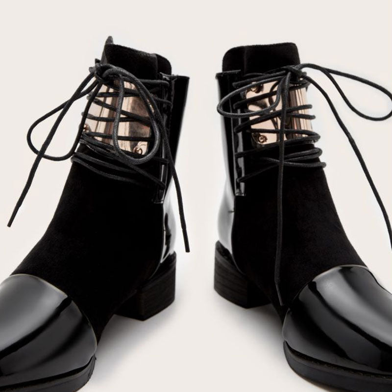 Schwarze Stiefeletten Aus Kunstleder Mit Kontrastierenden Metallelementen Und Spitzendetails