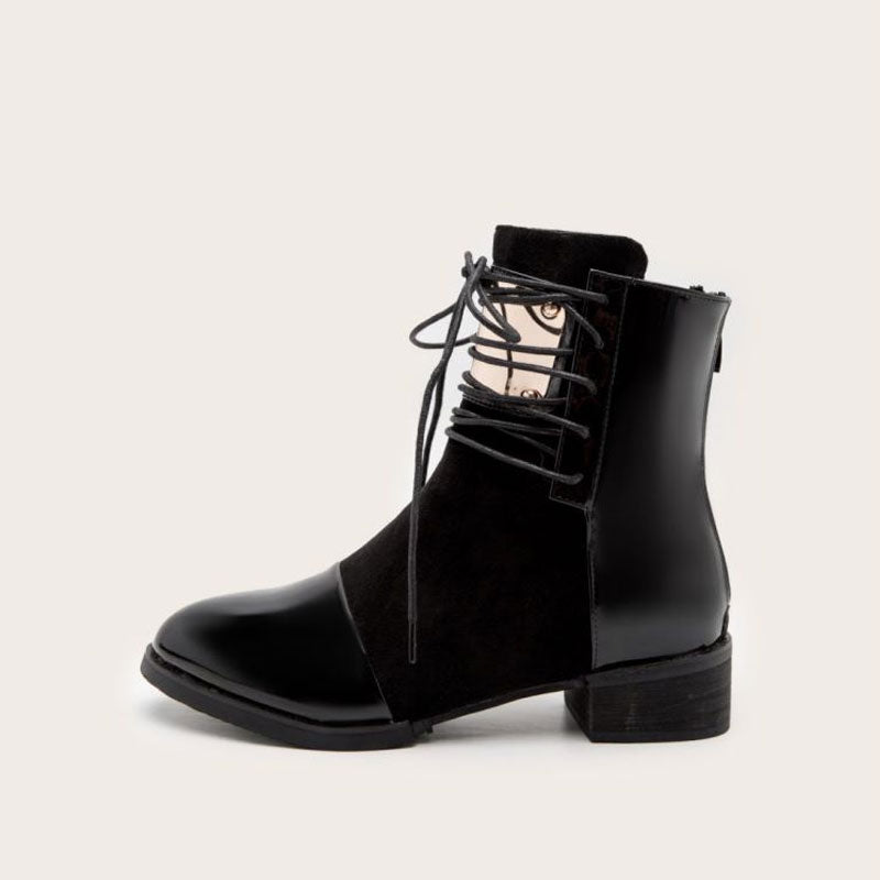 Schwarze Stiefeletten Aus Kunstleder Mit Kontrastierenden Metallelementen Und Spitzendetails