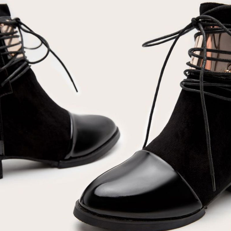 Schwarze Stiefeletten Aus Kunstleder Mit Kontrastierenden Metallelementen Und Spitzendetails