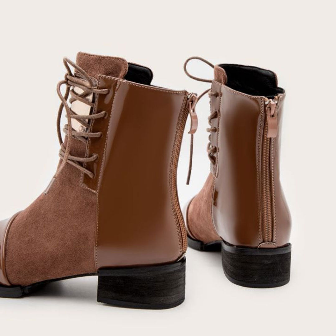 Braune Schnürstiefel Aus Kunstleder Mit Kontrastierendem Metall-Accessoire