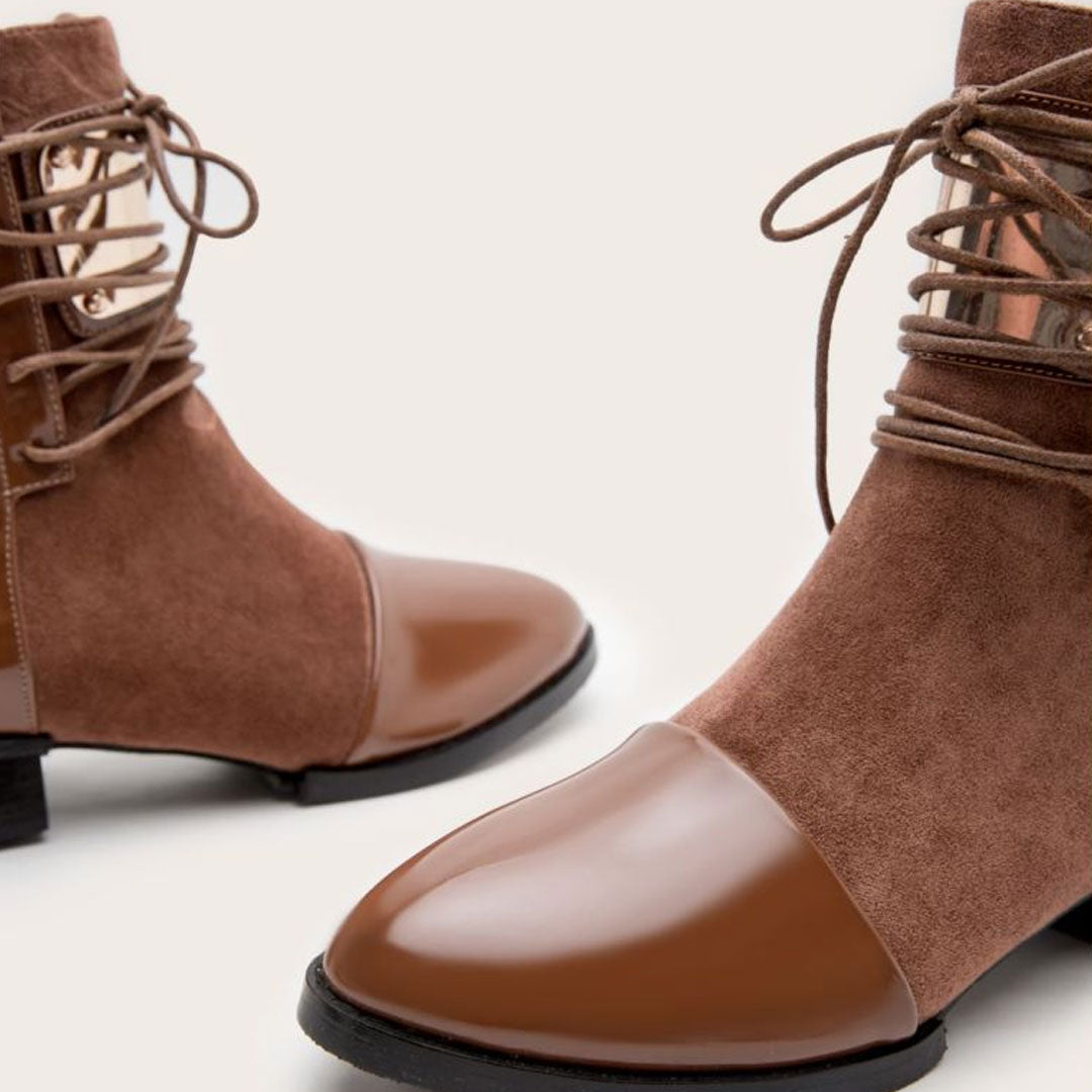 Braune Schnürstiefel Aus Kunstleder Mit Kontrastierendem Metall-Accessoire