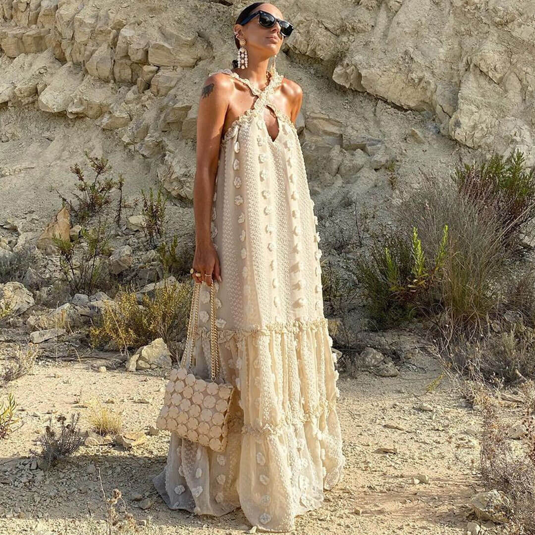 Süßes Ärmelloses Maxikleid Mit Rosenmuster Und Rüschendetail - Beige
