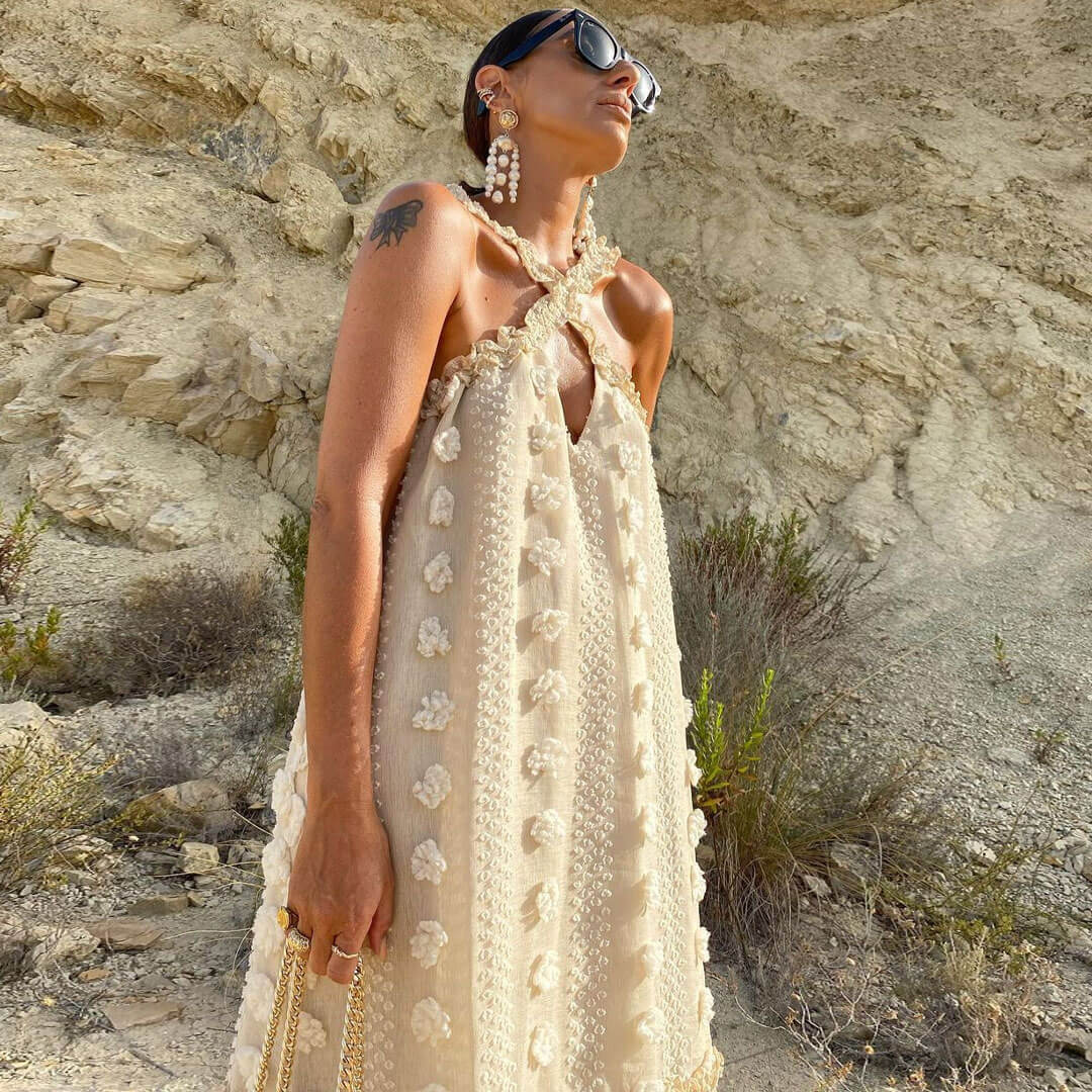 Süßes Ärmelloses Maxikleid Mit Rosenmuster Und Rüschendetail - Beige