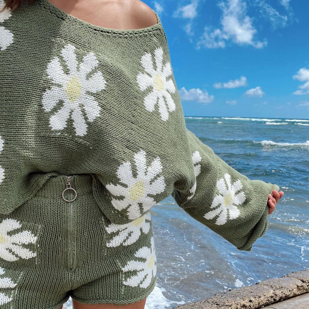 Grünes, Süßes Set Aus Pullover Und Shorts Mit Blumenmuster
