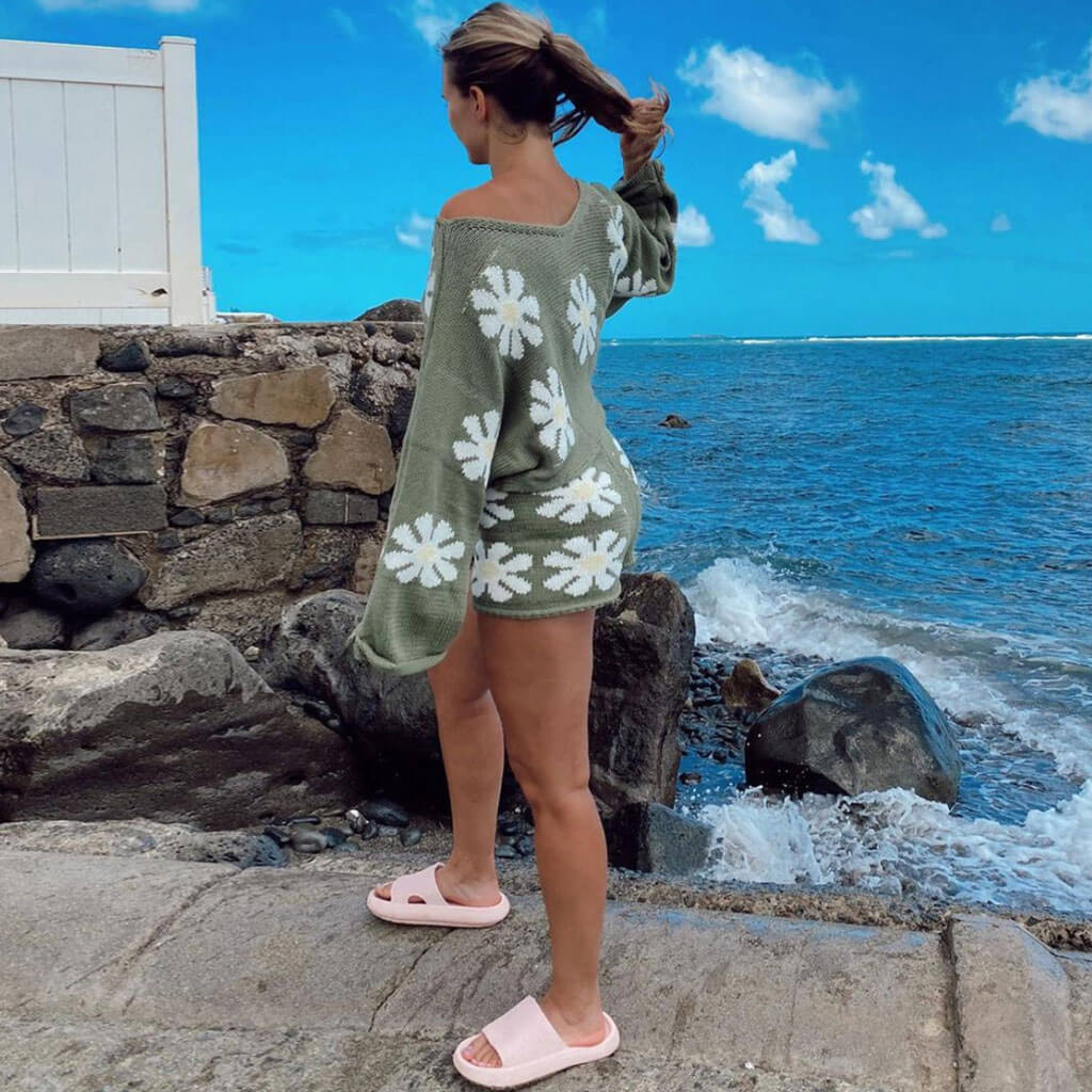 Grünes, Süßes Set Aus Pullover Und Shorts Mit Blumenmuster