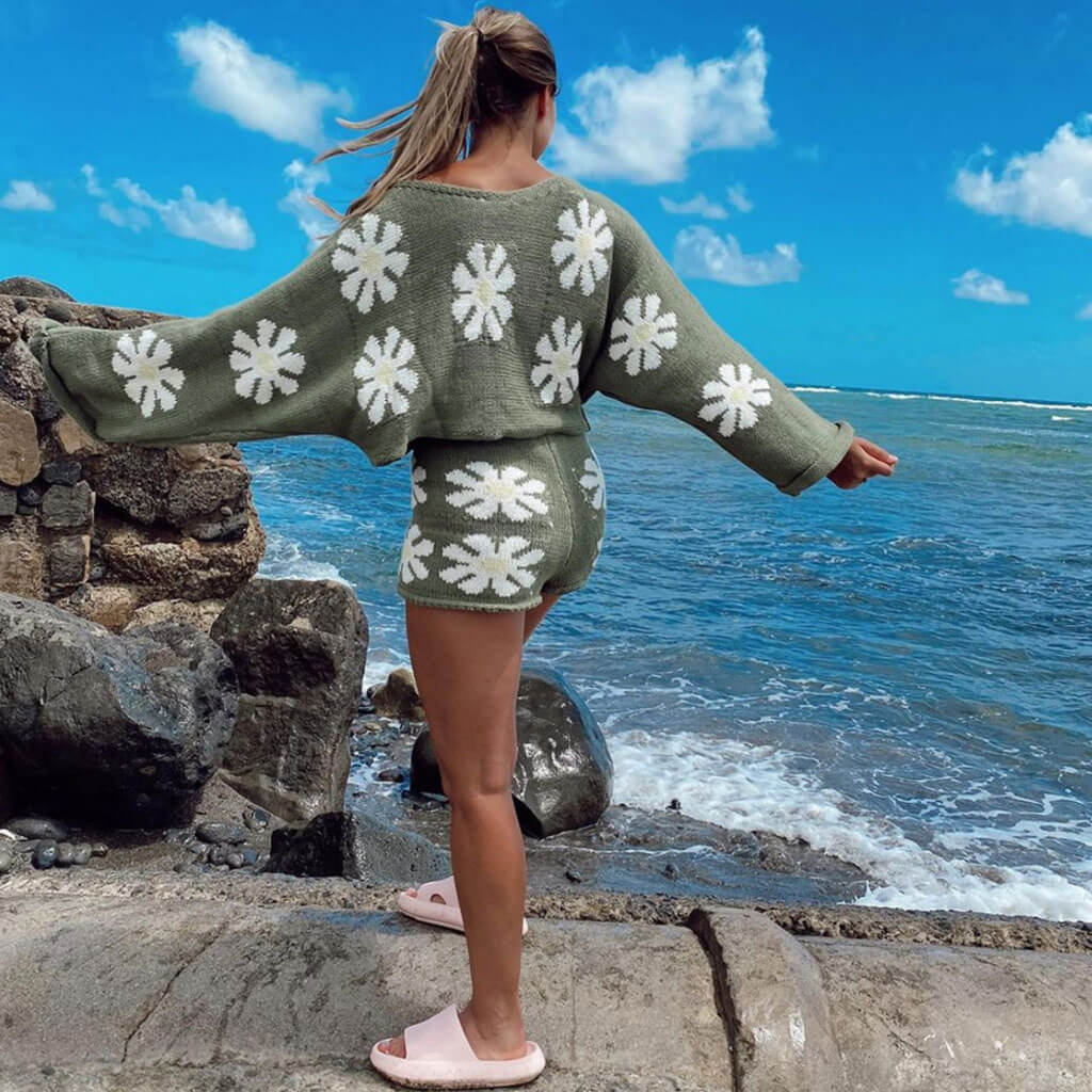 Grünes, Süßes Set Aus Pullover Und Shorts Mit Blumenmuster