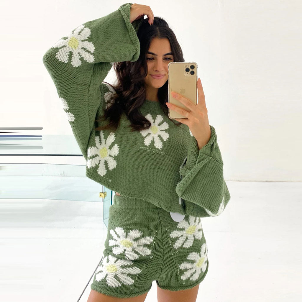 Grünes, Süßes Set Aus Pullover Und Shorts Mit Blumenmuster