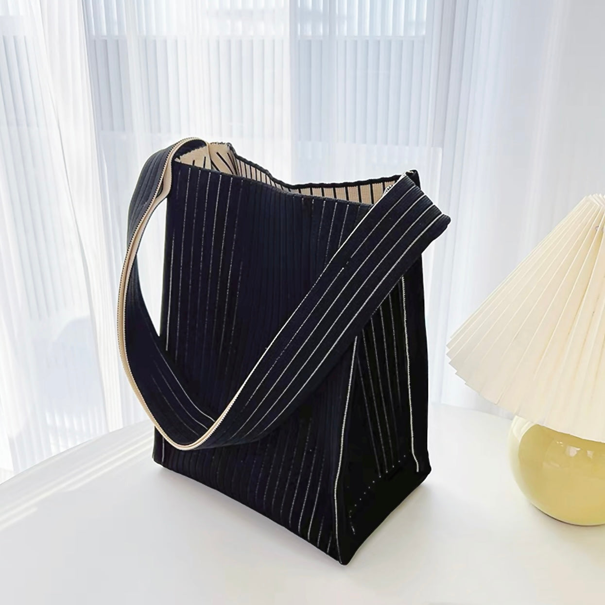 Elegante Tasche İm Box-Stil Mit Strickdesign