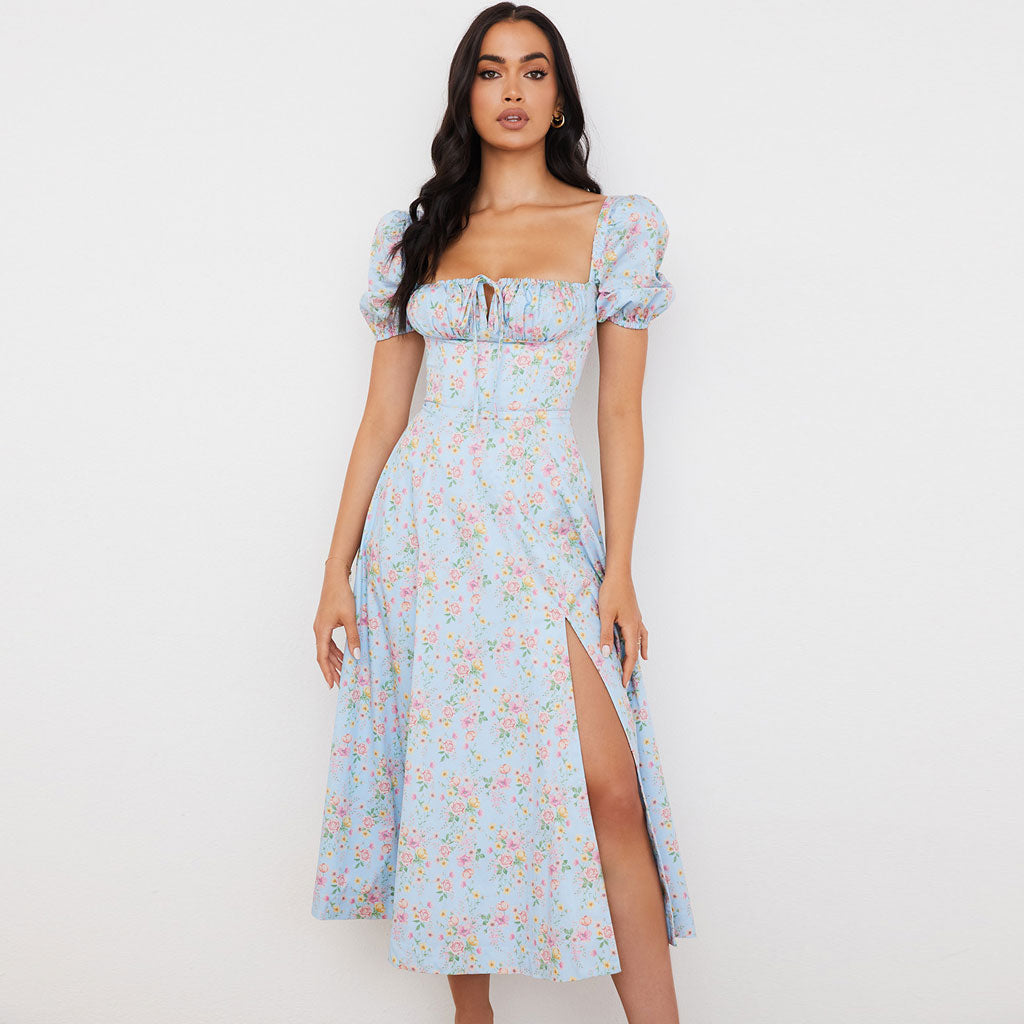 Stilvolles Hellblaues Maxikleid Mit Gänseblümchenmuster, Puffärmeln Und Hohem Schlitz