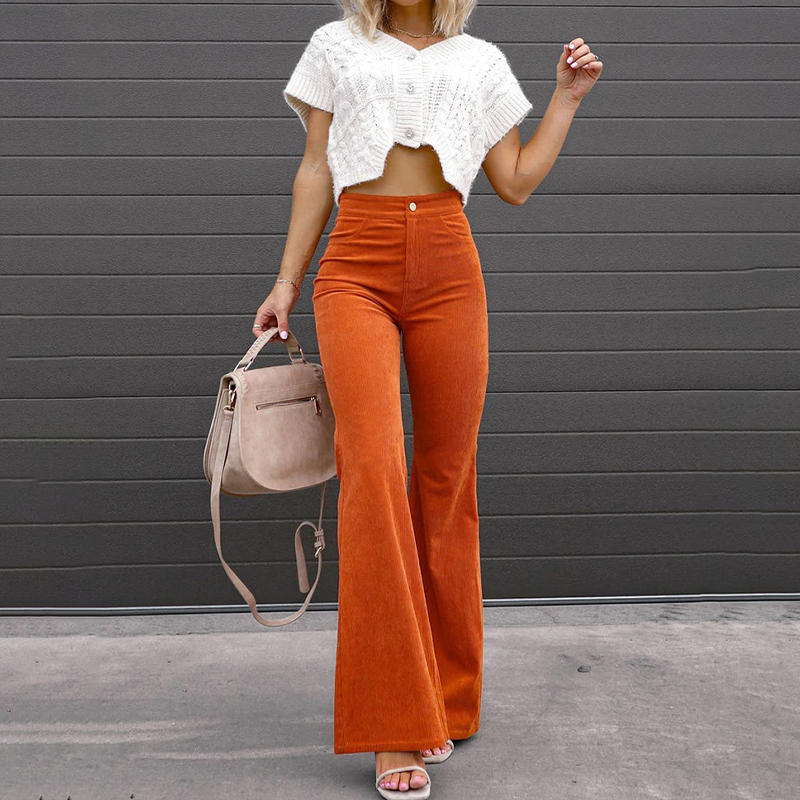 Perfekt Geschnittene Samthose Mit Weitem Bein