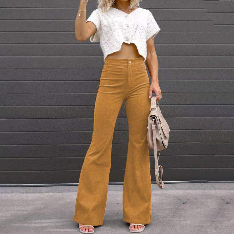 Perfekt Geschnittene Samthose Mit Weitem Bein