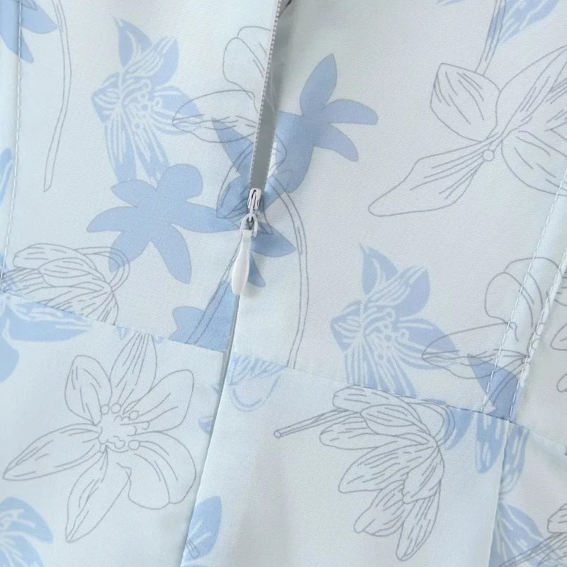 Tief Ausgeschnittenes Midikleid Mit Blumenmuster Und Schlitz