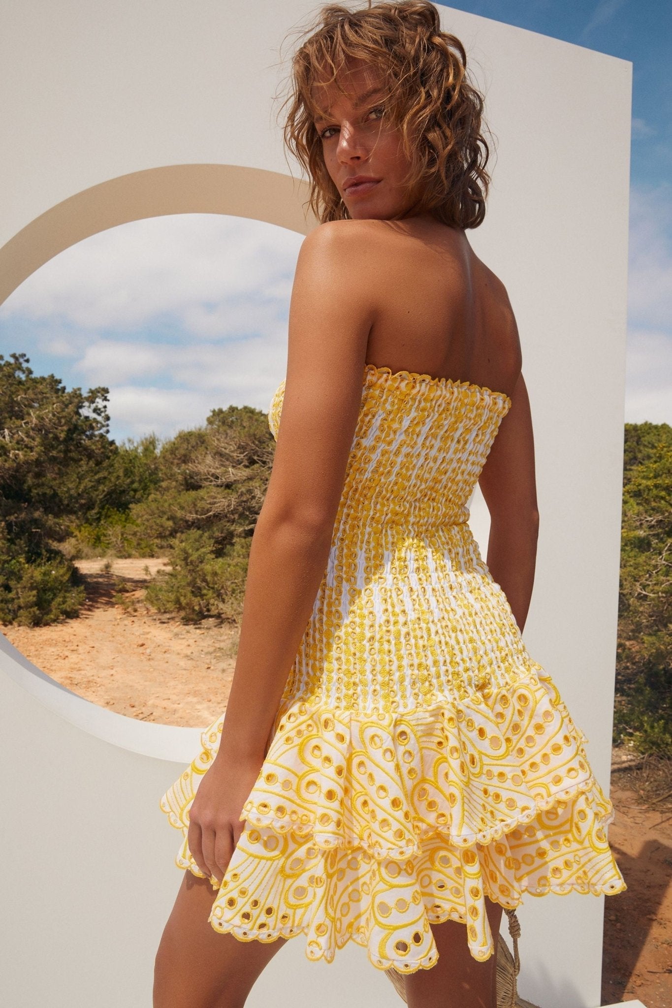 Trägerloses Mini-Bodycon-Kleid Aus Bestickter Spitze