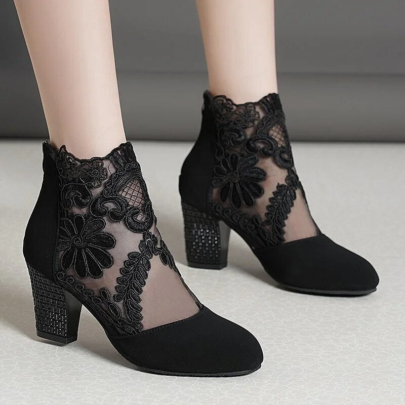 Schuhe Mit Spitzen- Und Blumenabsatz