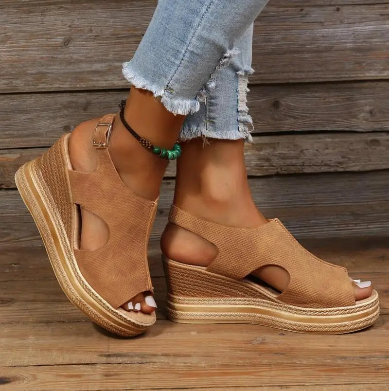 Sandalen Mit Keilabsatz Und Schnalle