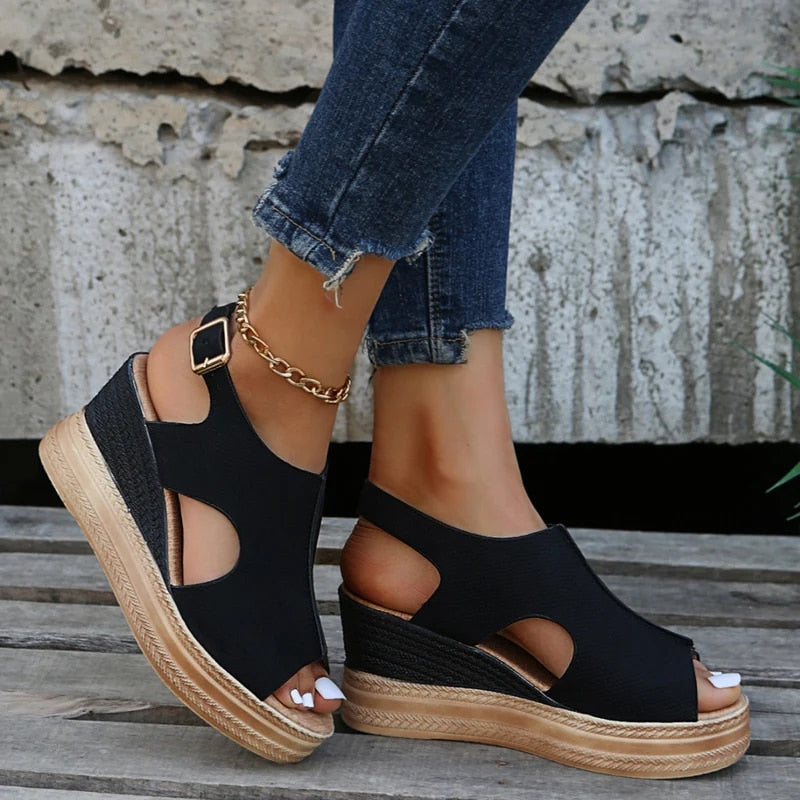 Sandalen Mit Keilabsatz Und Schnalle
