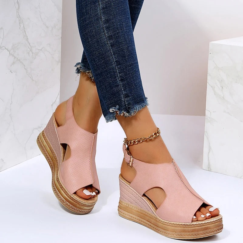 Sandalen Mit Keilabsatz Und Schnalle