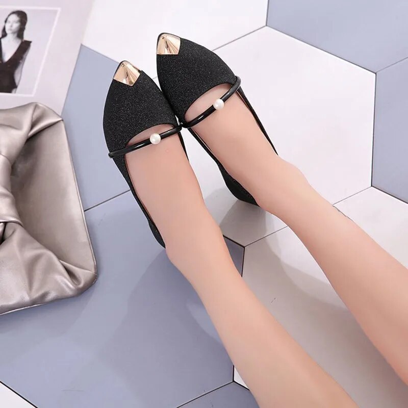 Elegante Schuhe Mit Perlendetails
