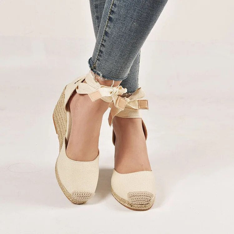 Stilvolle, Bequeme Sandalen Mit Knöchelriemen Und Absatz