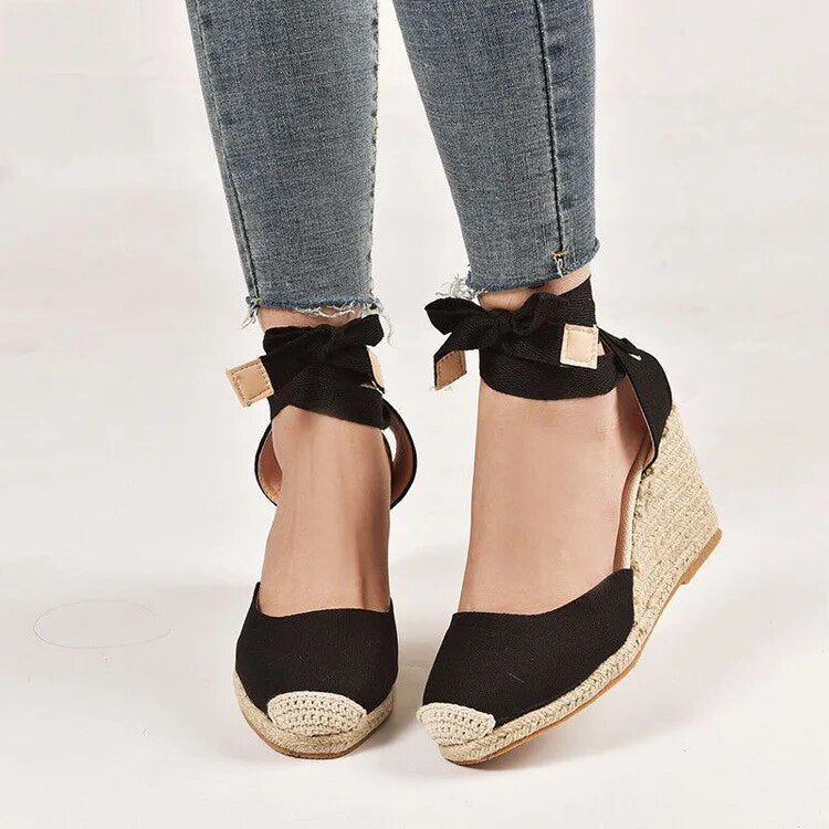Stilvolle, Bequeme Sandalen Mit Knöchelriemen Und Absatz