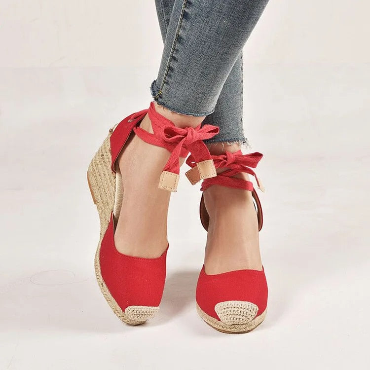 Stilvolle, Bequeme Sandalen Mit Knöchelriemen Und Absatz