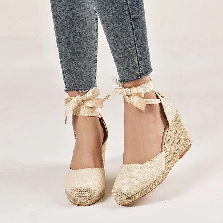Stilvolle, Bequeme Sandalen Mit Knöchelriemen Und Absatz