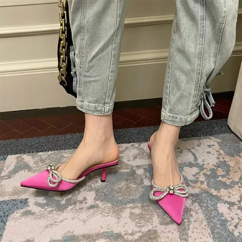 Schuhe Mit Niedrigem Absatz Und Kristalldetail