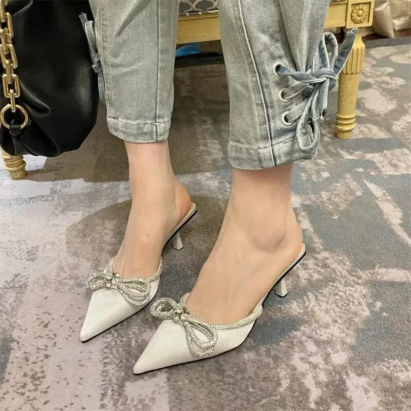 Schuhe Mit Niedrigem Absatz Und Kristalldetail