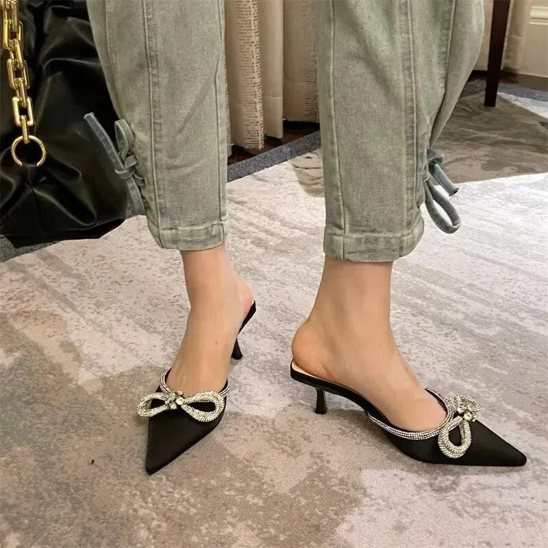 Schuhe Mit Niedrigem Absatz Und Kristalldetail