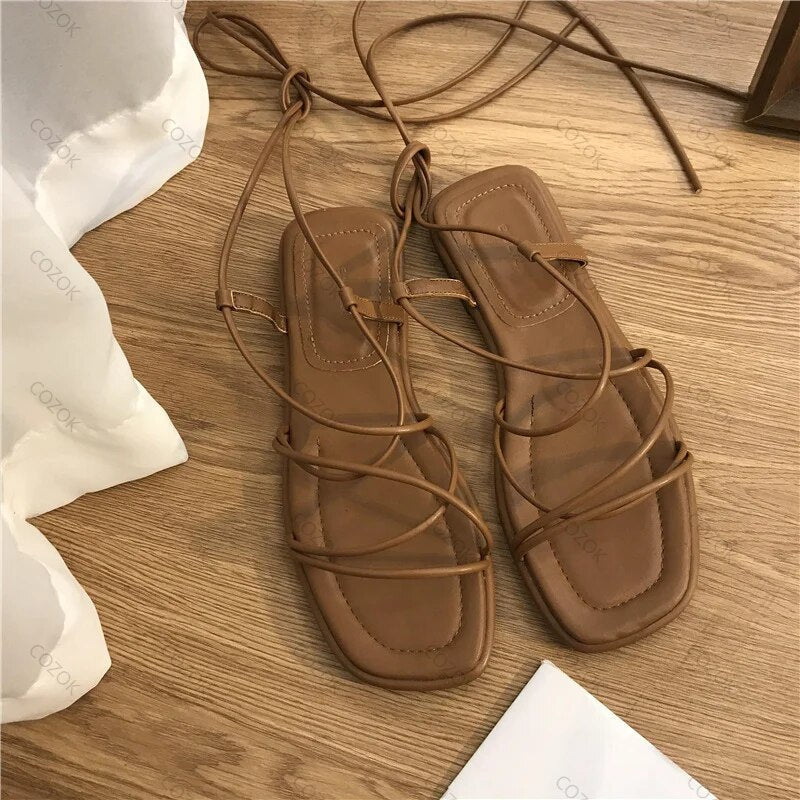 Stilvolle, Bequeme Sandalen Mit Kreuzriemen
