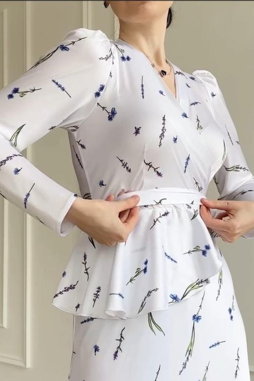 Elegantes Maxikleid Mit V-Ausschnitt Und Spitzendetail