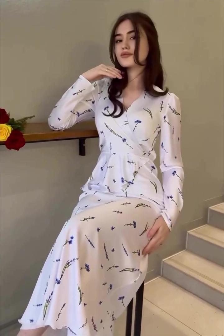Elegantes Maxikleid Mit V-Ausschnitt Und Spitzendetail