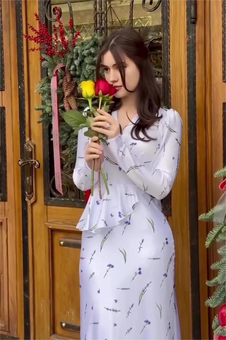 Elegantes Maxikleid Mit V-Ausschnitt Und Spitzendetail