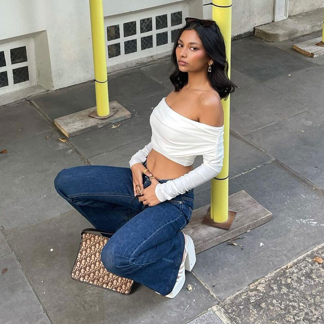 Stilvolles, Schulterfreies, Langärmliges, Weißes Crop-Top Mit Gefalteten Details