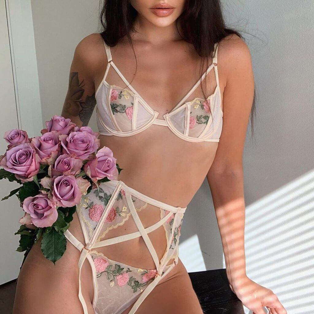 Set Aus Stringtanga Mit Strumpfhalter Und Besticktem Blumenmuster Und Balconette-Bh Mit Netzrücken