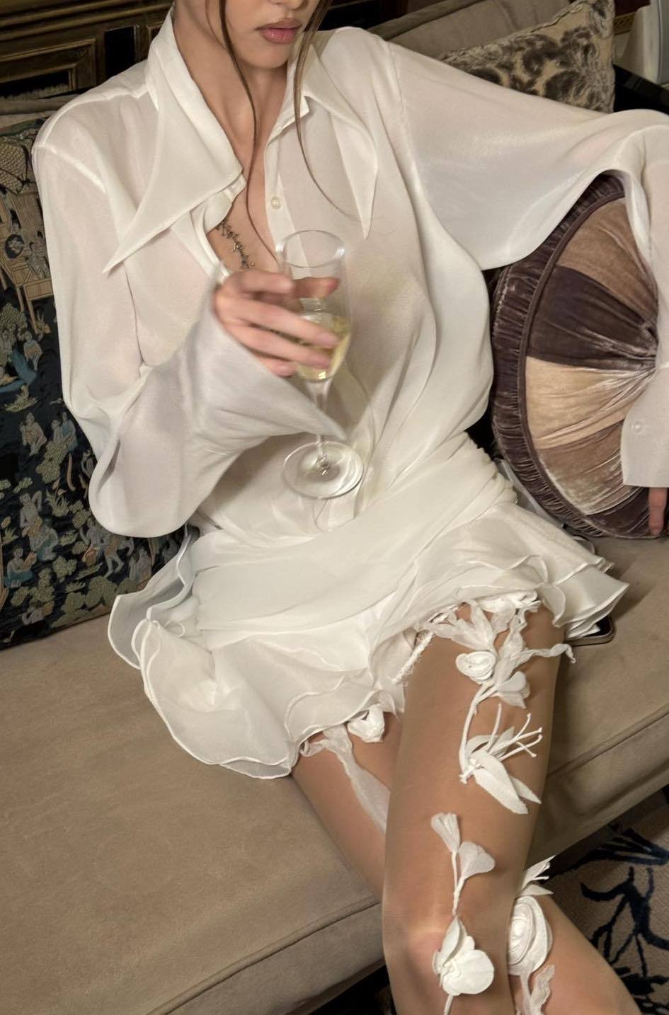 Minikleid Mit V-Ausschnitt Und Rüschendetail