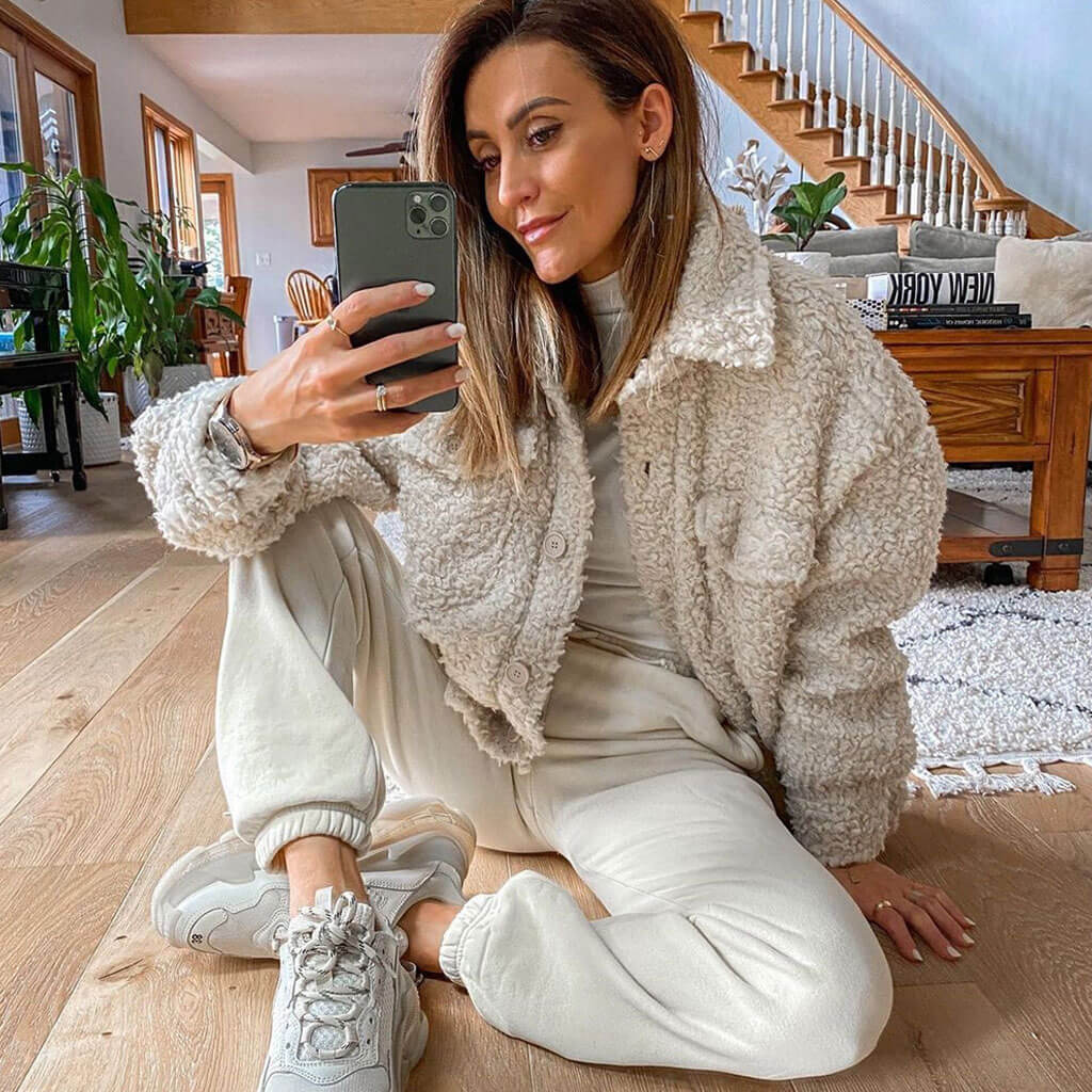 Beige Geknöpfte, Langärmlige Kunstpelzjacke Mit Puffkragen