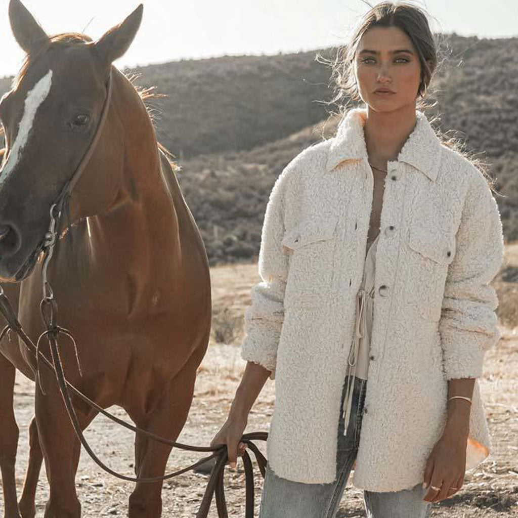 Beige Geknöpfte, Langärmlige Kunstpelzjacke Mit Puffkragen