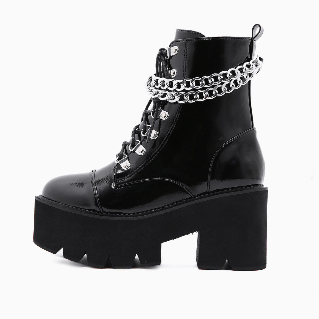 Schwarze Plateaustiefel Mit Dickem Absatz Und Glänzenden Kettendetails