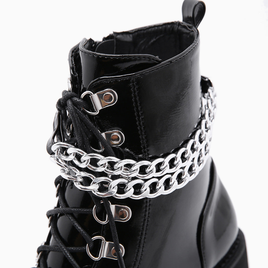 Schwarze Plateaustiefel Mit Dickem Absatz Und Glänzenden Kettendetails