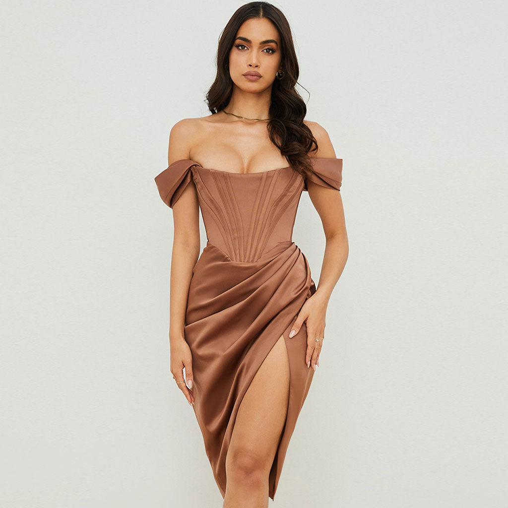 Glänzendes, Trägerloses, Drapiertes Midikleid Aus Satin – Farbe: Schokoladenbraun