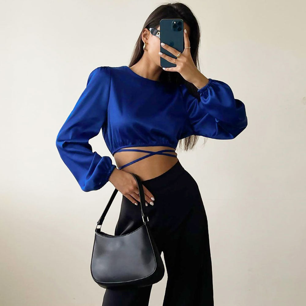 Königsblaues, Glänzendes Satin-Crop-Top Mit Schnürung Und Langen Ärmeln Und Rundhalsausschnitt