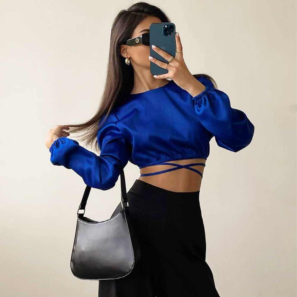 Königsblaues, Glänzendes Satin-Crop-Top Mit Schnürung Und Langen Ärmeln Und Rundhalsausschnitt