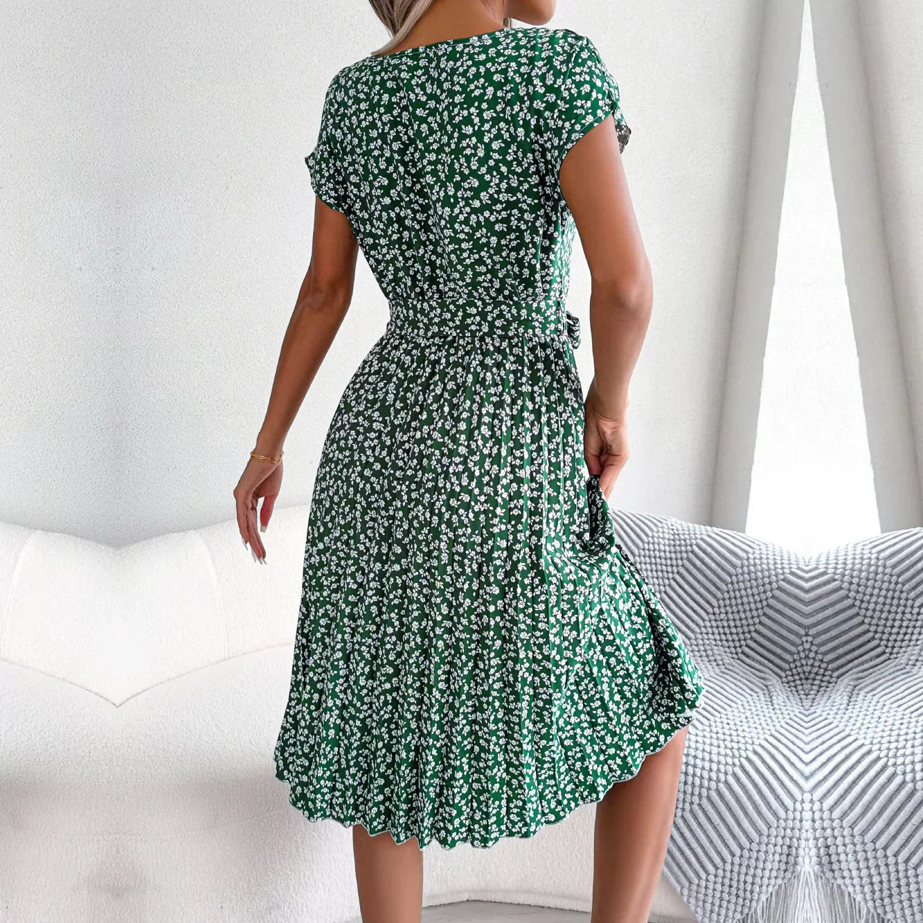 Kurzärmliges Midikleid Mit Rundhalsausschnitt