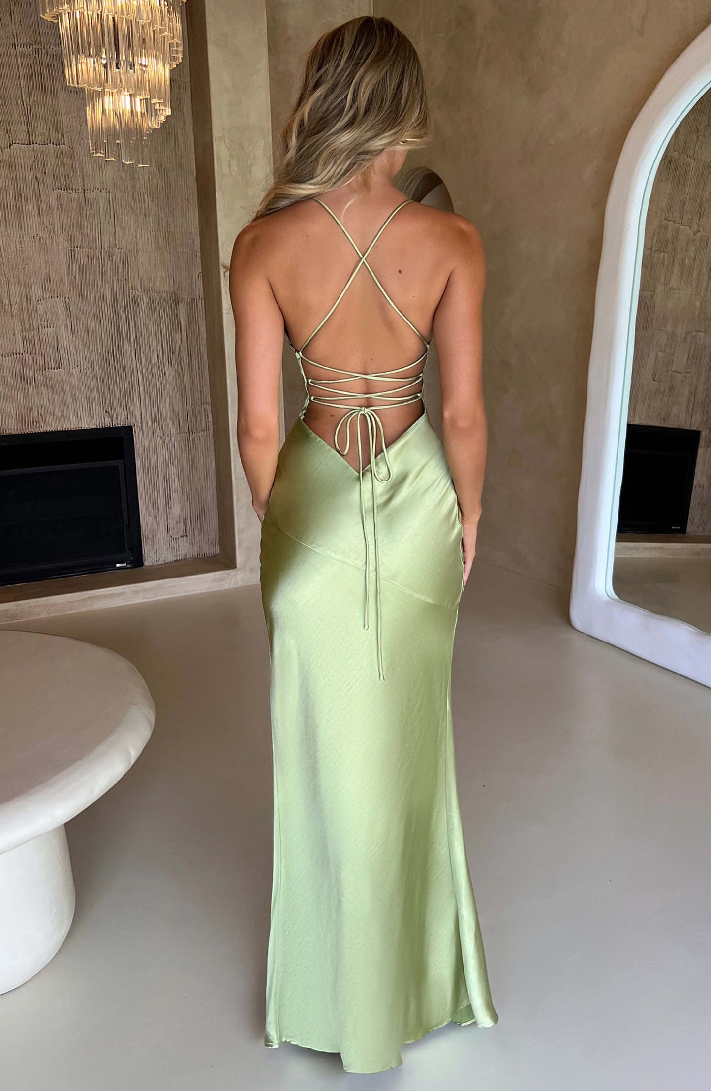 Tief Ausgeschnittenes Maxikleid Mit Schlitz