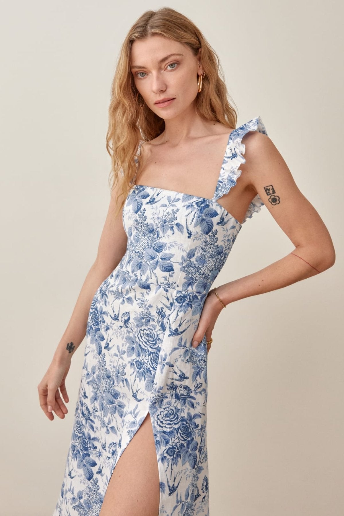 Bedrucktes Midikleid Mit Rüschenträgern Und Schlitz