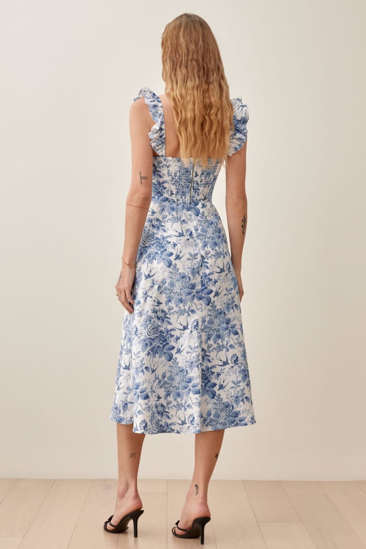 Bedrucktes Midikleid Mit Rüschenträgern Und Schlitz