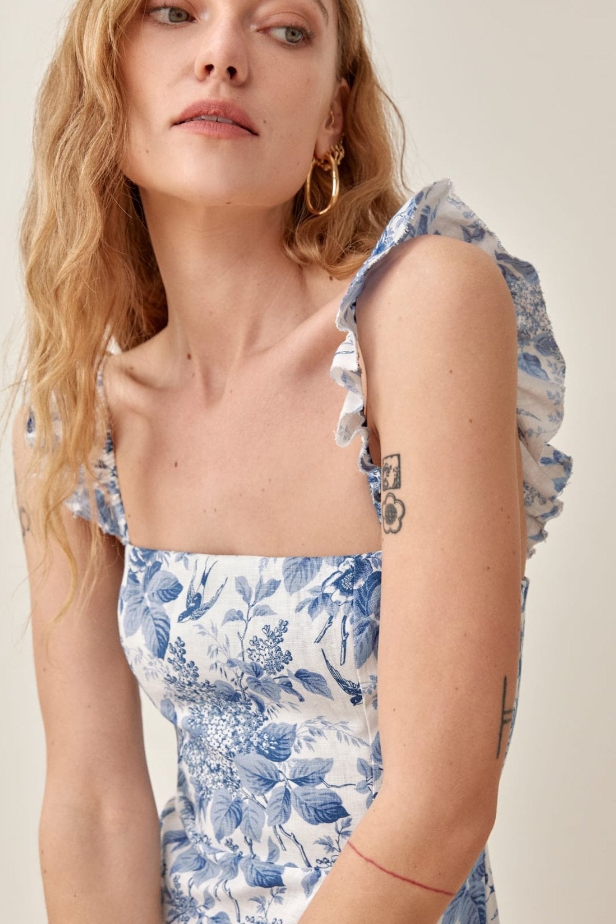 Bedrucktes Midikleid Mit Rüschenträgern Und Schlitz