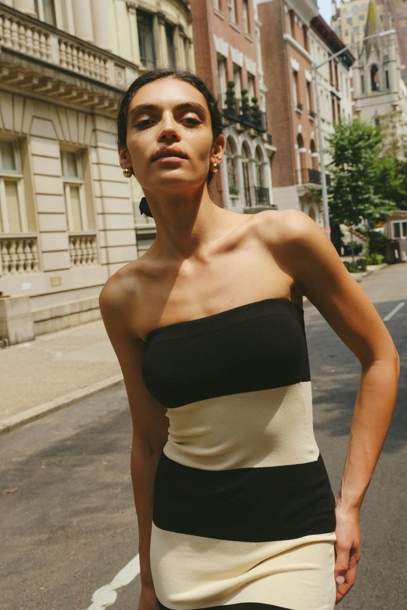 Trägerloses Gestreiftes Midi-Strickkleid