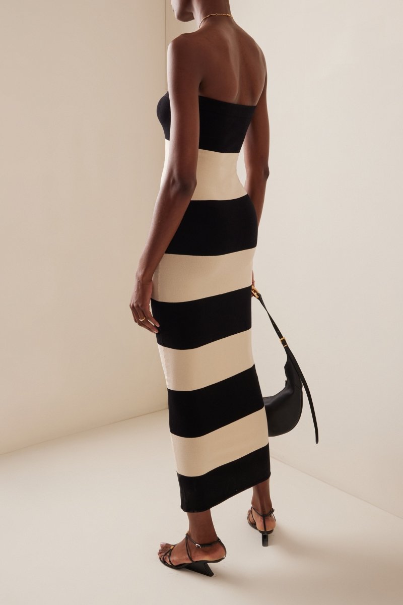 Trägerloses Gestreiftes Midi-Strickkleid